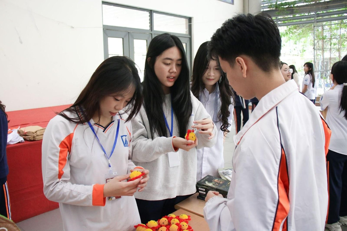 Những chiếc móc khóa đáng yêu được quy đổi tại quầy.