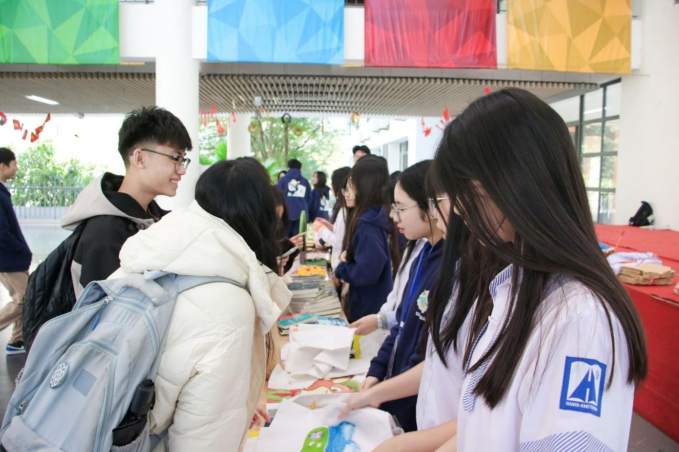 Quầy đổi quà với những món đồ thủ công xinh xắn và đáng yêu.