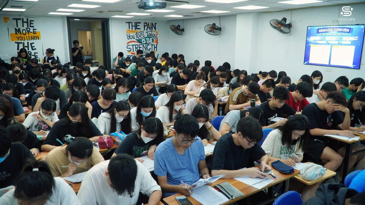 Học sinh trung tâm SSStudy trong một giờ giải đề thi trực tiếp.
