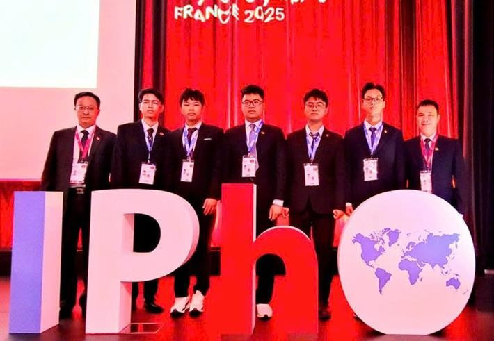Đội tuyển IPhO 2025 (từ trái sang phải): PGS.TS Đặng Đức Vượng, Phó Trưởng đoàn; thí sinh Nguyễn Công Vinh; Nguyễn Thế Quân; Trương Đức Dũng; Lý Bá Khôi; Trần Lê Thiện Nhân ; PGS.TS Đỗ Danh Bích, Trưởng đoàn. Đội tuyển IPhO 2025 (từ trái sang phải): PGS.TS Đặng Đức Vượng, Phó Trưởng đoàn; thí sinh Nguyễn Công Vinh; Nguyễn Thế Quân; Trương Đức Dũng; Lý Bá Khôi; Trần Lê Thiện Nhân ; PGS.TS Đỗ Danh Bích, Trưởng đoàn.