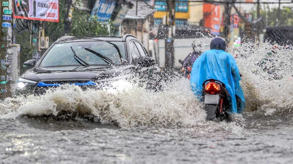 Hà Nội, Hưng Yên, Ninh Bình, phía nam Phú Thọ, Thanh Hóa, Nghệ An được dự báo là những tỉnh, thành trọng tâm mưa lớn do bão số 3. (Ảnh minh họa từ Internet) mua-lon-do-bao.jpg