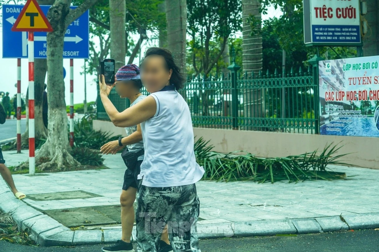 Một nhóm khách du lịch chia sẻ họ chưa từng xem bão bao giờ nên di chuyển từ Hà Nội xuống Đồ Sơn thuê khách sạn để xem bão số 3. (Ảnh: Đức Nguyễn - Nguyễn Hoàn/ TPO) 13.jpg