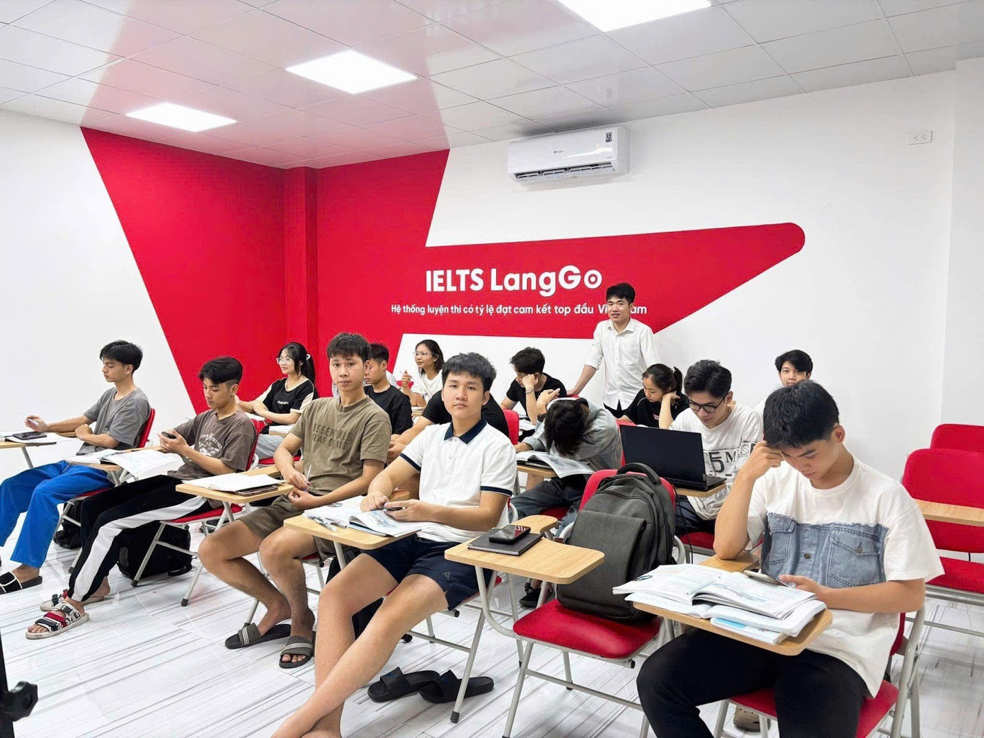 Không gian học tập hiện đại, khang trang tại cơ sở Thạch Thất - Hòa Lạc của IELTS LangGo.