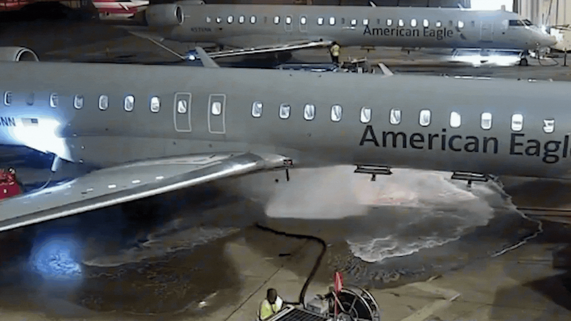 Vòi bơm nhiên liệu gặp sự cố, xăng phun tung tóe ở sân bay