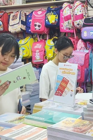 Phụ huynh, học sinh tất bật mua sách vở, đồ dùng học tập trước thềm năm học mới