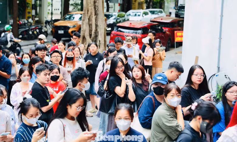 TP NOW: Giới trẻ Hà Nội háo hức xếp hàng nhận vé concert Thanh Xuân