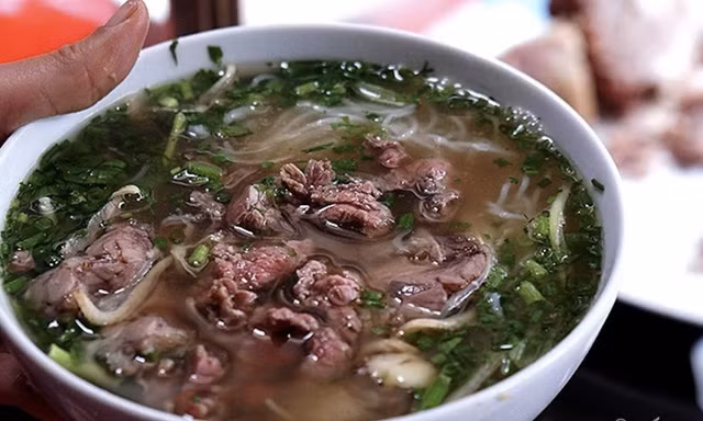 Giá xăng dầu lao dốc 30%, hàng quán vẫn 'án binh bất động'