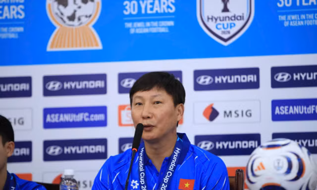 HLV Kim Sang-sik: 'Việt Nam sẽ tung đội hình mạnh để thắng Campuchia' 