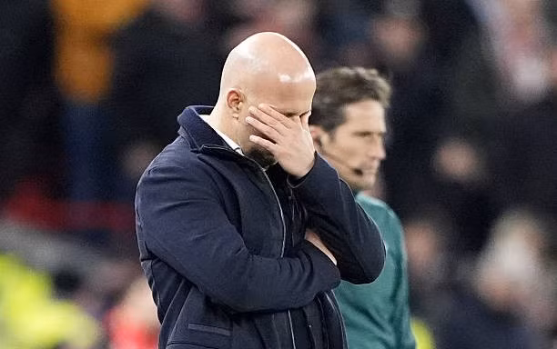HLV Arne Slot không lo lắng về tương lai giữa tâm bão khủng hoảng ở Liverpool
