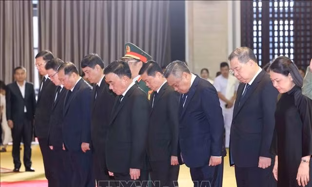 Đoàn lãnh đạo cấp cao Đảng, Nhà nước Việt Nam viếng Chủ tịch Quốc hội Lào Xaysomphone Phomvihane