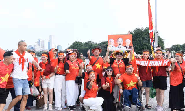 CĐV tiếp lửa tuyển Việt Nam đấu Campuchia bằng tình yêu vô điều kiện 
