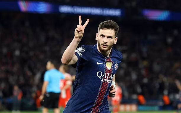 Kvaratskhelia hay nhất Champions League, thách thức danh hiệu Quả bóng Vàng
