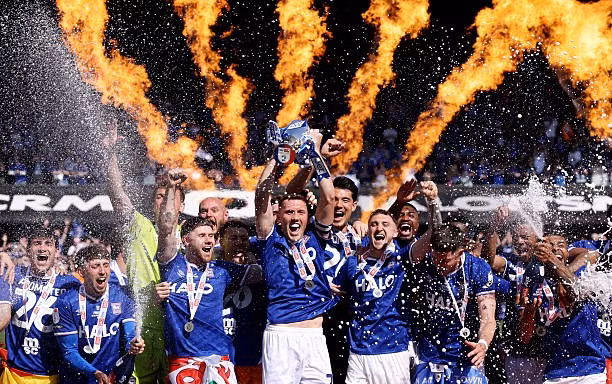 'Chuyến tàu lượn cảm xúc' đưa Ipswich Town trở lại Premier League 