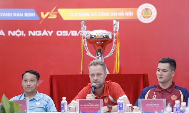 HLV Polking thích thú với chiếc Cúp đặc biệt của Siêu Cúp Bóng đá Quốc gia 2024/25 - Cúp THACO