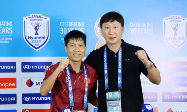 HLV Kim Sang-sik muốn 'chia tay' áo sơ mi trắng sau đại thắng Indonesia 