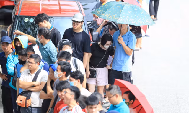 Hàng dài CĐV 'đội nắng' săn vé xem tuyển Việt Nam đấu Singapore