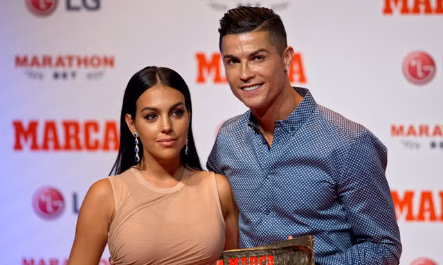 Cristiano Ronaldo và bạn gái Georgina Rodriguez kết hôn sau 10 năm bên nhau