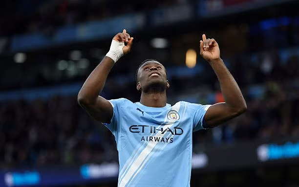 Man City nhọc nhằn vượt ải Salford, tân binh Guehi ghi dấu ấn 