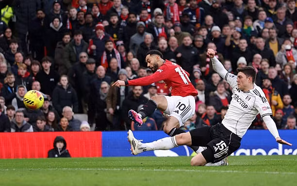 MU thắng nghẹt thở Fulham, trở lại tốp 4