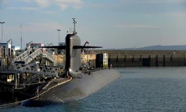 Nhiều UAV lạ xuất hiện trên căn cứ tàu ngầm, Hải quân Pháp nổ súng