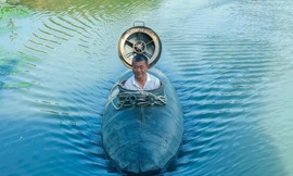 Nông dân Trung Quốc gây sốt với tàu ngầm tự chế dài 7 mét