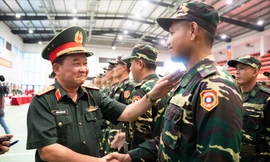 Bộ Quốc phòng tặng quà quân nhân bốn nước tham gia diễu binh