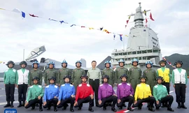 Chủ tịch Trung Quốc Tập Cận Bình thị sát tàu sân bay Phúc Kiến