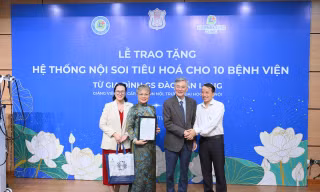 Gia đình GS. TS Đào Văn Long tặng máy nội soi tiêu hoá cho 10 bệnh viện 