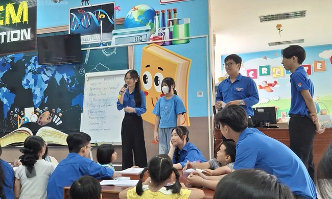 Thầy cô áo xanh gieo mầm ngoại ngữ cho trẻ em