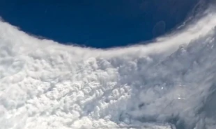 Bên trong 'con mắt tử thần' của siêu bão mạnh nhất năm