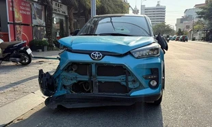 CLIP: Ô tô leo vỉa hè tông 5 xe máy, húc văng người đàn ông nước ngoài ở Vũng Tàu