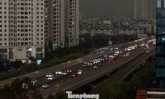 'Đêm ập xuống' giữa ban ngày ở Hà Nội, mây dông bao trùm nội đô