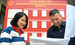 Cử tri Hà Nội nghiên cứu chương trình hành động của các ứng cử viên