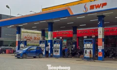 Cây xăng vắng vẻ khi giá giảm, nhiều người ung dung 'đổ đầy bình'