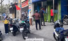 Xếp hàng rút tiền trước kỳ nghỉ lễ dài ngày