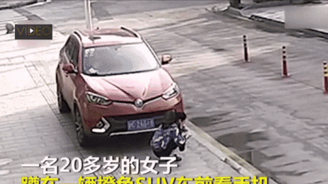 Mải nghịch điện thoại, cô gái bị ô tô đâm kẹt dưới gầm