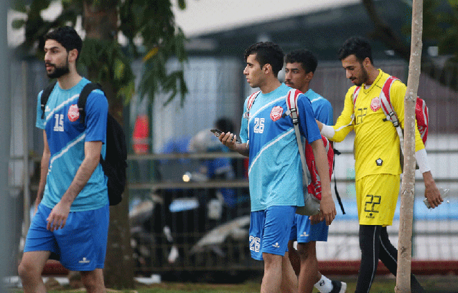 Bahrain đến sân tập, trong khu liên hợp thể thao Bung Karno (Jakarta). 