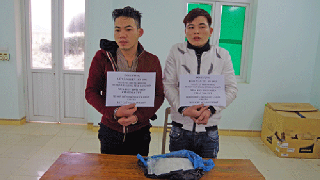 Hai đối tượng Hiến và Tú và tang vật *ảnh: Vy Thượng