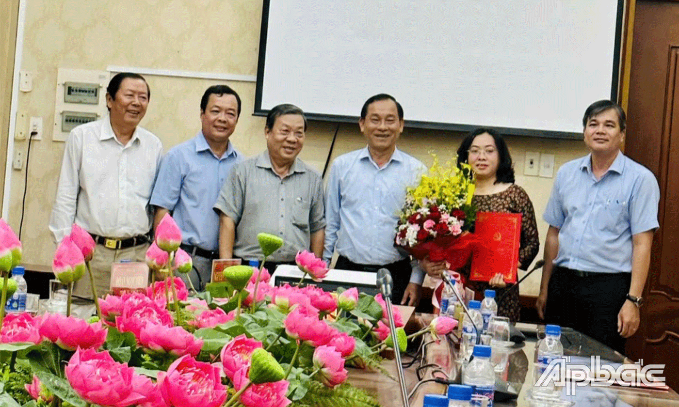 Trao Quyết định của Ban Bí thư cho đồng chí Lê Thị Thanh Hà. Trao Quyết định của Ban Bí thư cho đồng chí Lê Thị Thanh Hà.