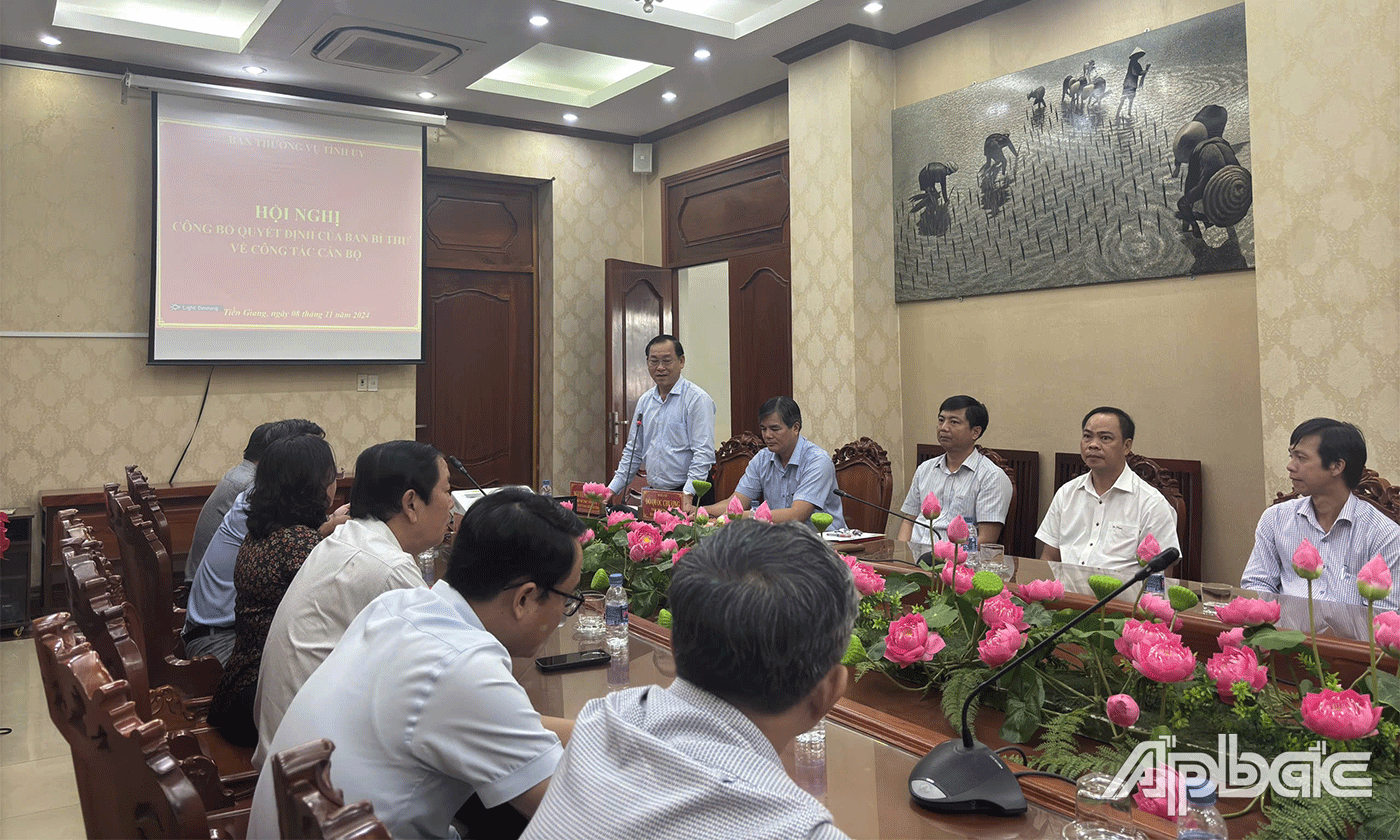 Phó Bí thư Tỉnh ủy, Chủ tịch UBND tỉnh Nguyễn Văn Vĩnh phát biểu chúc mừng đồng chí Lê Thị Thanh Hà Phó Bí thư Tỉnh ủy, Chủ tịch UBND tỉnh Nguyễn Văn Vĩnh phát biểu chúc mừng đồng chí Lê Thị Thanh Hà