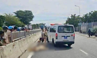 CSGT bị tông văng ra đường gãy chân khi ra hiệu lệnh dừng xe