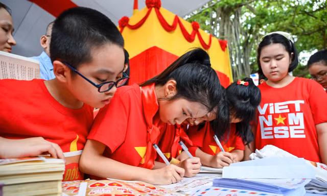 Xếp hàng 'xuyên không' về mùa thu lịch sử ở Quảng trường Ba Đình