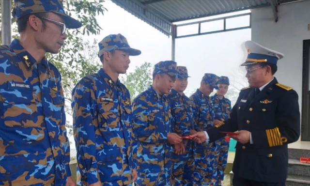 Đại tá Nguyễn Văn Thanh, Phó tham mưu trưởng Vùng 1 Hải quân lì xì kíp trực sẵn sàng chiến đấu Trạm ra đa 485.