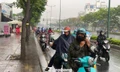 TPHCM bất ngờ đón mưa trái mùa, người đi đường không kịp trở tay 