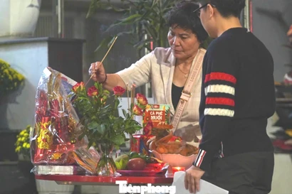 Người Hà Nội cúng Giao thừa ở vỉa hè, ban công chung cư 