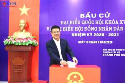 Viện trưởng Viện KSND tối cao Nguyễn Huy Tiến bỏ phiếu bầu cử tại Hà Nội