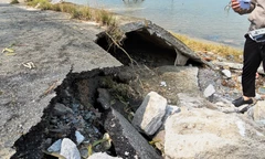 Đường du lịch 108 tỷ đồng ven đầm nổi tiếng tại Huế bị ‘ngâm’ xử lý sạt lở đến bao giờ?