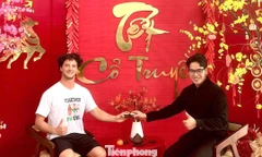 Khách Tây hưởng Tết trong bệnh viện