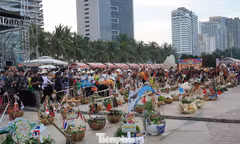 Hơn 70 gánh ẩm thực Á - Âu rao bán ở bãi biển Đà Nẵng