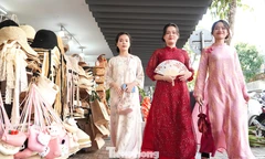 'Nàng thơ' đổ về khu chợ trung tâm Đà Nẵng ngày đầu năm mới